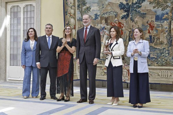 <p>Miembros de la familia Luksic con el rey de España en la entrega del reconocimiento.</p>