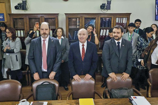 <p>Los ministros Rau y Quiroz asistieron a la comisión de Trabajo de la Cámara. Foto: Aton.</p>