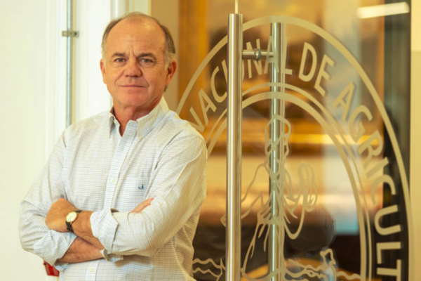 <p>Agro valora ajustes ministeriales y hace gesto a Arrau: "Conoce de primera fuente la realidad del mundo rural"</p>