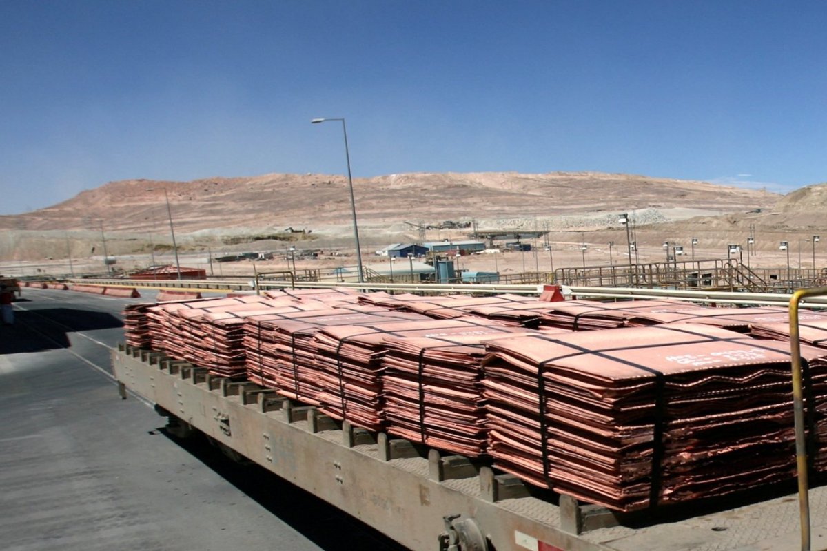 <p>En medio de rally del cobre: Cochilco vuelve a subir proyección para su precio en 2026, pero anticipa caída en la producción de Chile</p>