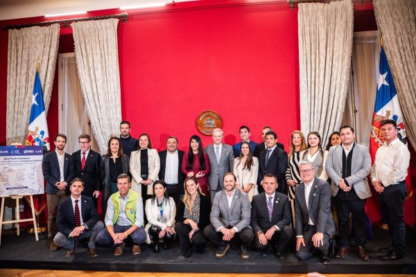 <p>Al centro, la ministra de Ciencia, Ximena Lincolao y el Presidente José Antonio Kast, durante el lanzamiento de Ciiar Chile.</p>