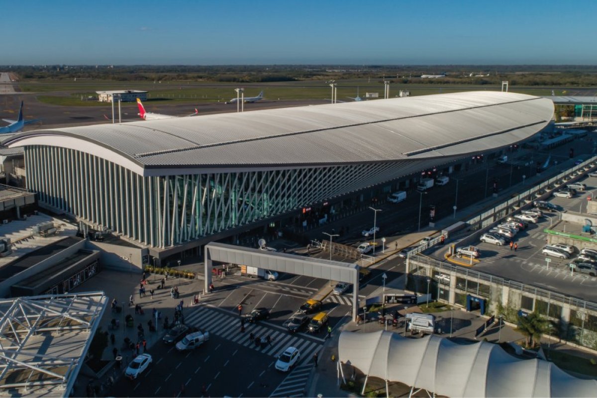 <p>Obras en el Aeropuerto Internacional Ezeiza obligan a aerolíneas a suspender vuelos, sumar escalas y ajustar operaciones</p>