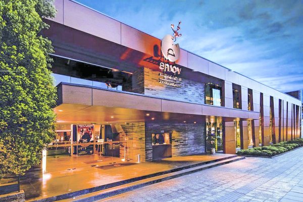<p>El gerente de Clínica Las Condes que compite por casino de Enjoy en Pucón junto a otros exejecutivos de la operadora</p>