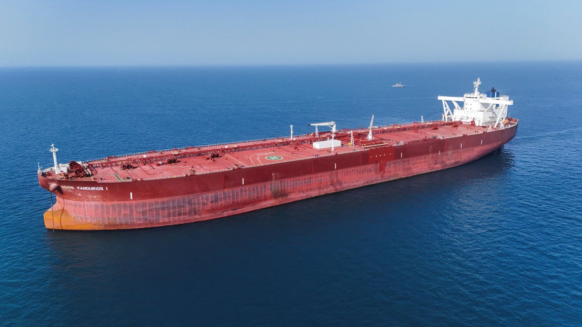 El petróleo cae casi 6% tras el paso de dos superpetroleros rumbo a China por el estrecho de Ormuz