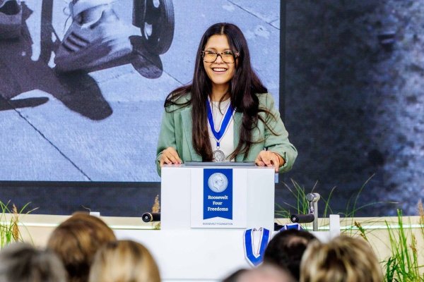 <p>Isidora Uribe, la chilena de 21 años premiada en holanda junto a Zelenski y Gisèle Pelicot</p>