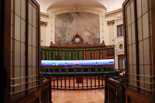 <p>Bolsa chilena cae tras feriado y el IPSA se acerca a 10.500 puntos con mercados atentos al conflicto en Medio Oriente</p>