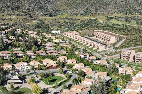 “Ignorante” y “meras artimañas jurídicas”: escala disputa entre municipalidad de Lo Barnechea y Enaco por nuevo plan regulador