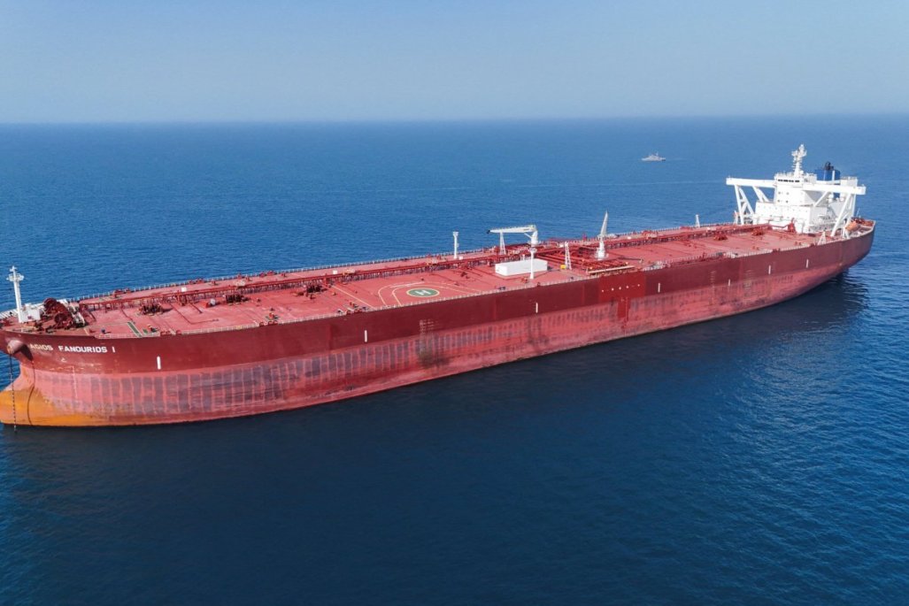 La arriesgada travesía de un superpetrolero que logró sortear Ormuz tras ser interceptado por iraníes y estadounidenses