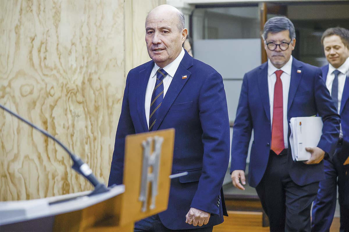 <p>El ministro de Hacienda, Jorge Quiroz, acompañado del director de Dipres, José Pablo Gómez. Foto: Aton.</p>
