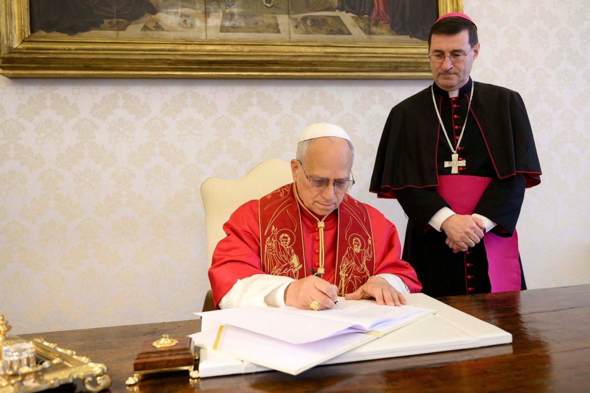 <p>El papa León XIV durante la firma de la encíclica " a mediados de mes. (Foto: Reuters)</p>