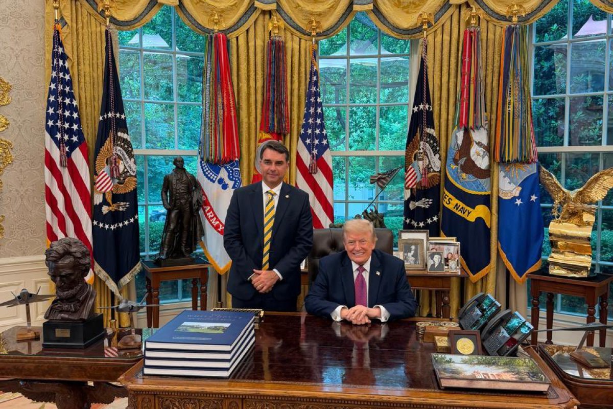 <p>Trump recibió en la Casa Blanca a Flávio Bolsonaro, principal rival de Lula en la presidencial de Brasil</p>
