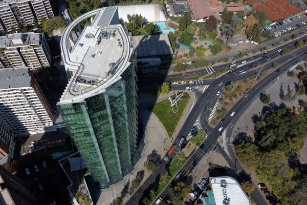 <p>Edificio de la Cámara Chilena de la Construcción. Foto: Aton Chile</p>