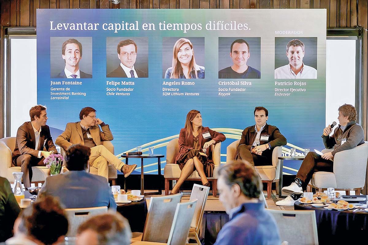 <p>Juan Fontaine (LarrainVial), Felipe Matta (Chile Ventures), Ángeles Romo (SQM Lithium Ventures), Cristóbal Silva (Kayyak Ventures) y Patricio Rojas (Endeavor Chile) durante el primer panel.</p>