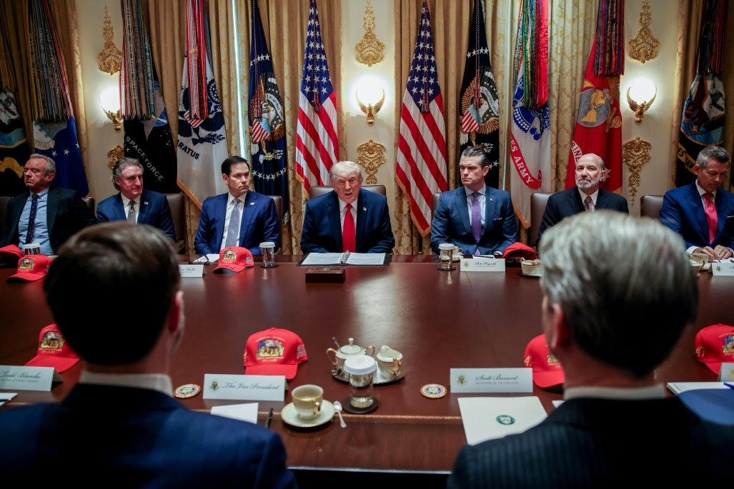Trump asegura en reunión de gabinete que nadie controlará el estrecho de Ormuz y que EEUU vigilará la zona