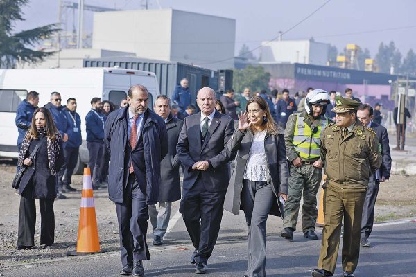 <p>Quiroz en una actividad ayer con autoridades del SII y Carabineros. Foto: Ministerio de Hacienda</p>