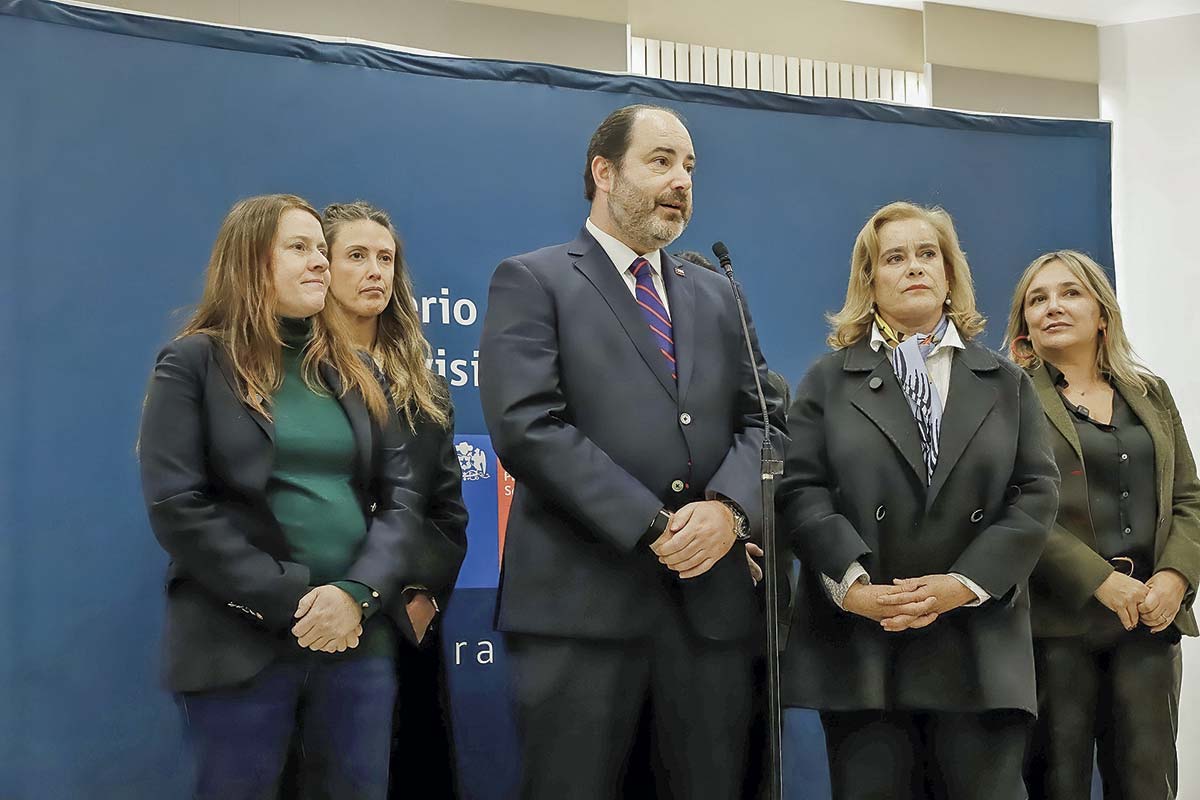 <p>Ministro del Trabajo se reúne con parlamentarias de la UDI por sala cuna</p>