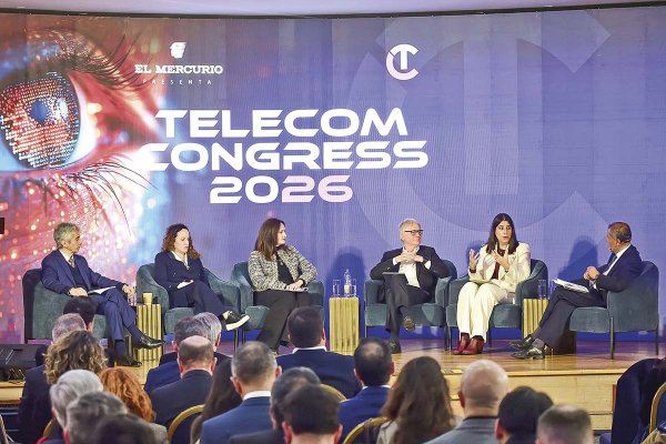 <p>José Miguel Torres, OnNet Fibra; Carolina Vallejo, Tigo Chile; María Paz Cerda, WOM; Antonio Buchi, Entel; Romina Garrido, Subtel; y Arturo Catalán, El Mercurio.</p>
