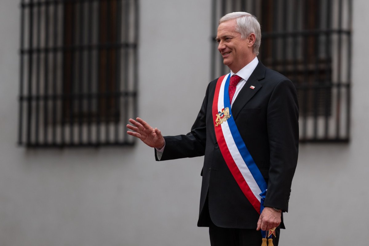 <p>Sin cadena nacional en horario prime y con lema “Chile cuenta con todos”: Kast viaja este jueves a Cerro Castillo para ajustes finales a mensaje del 1 de junio</p>