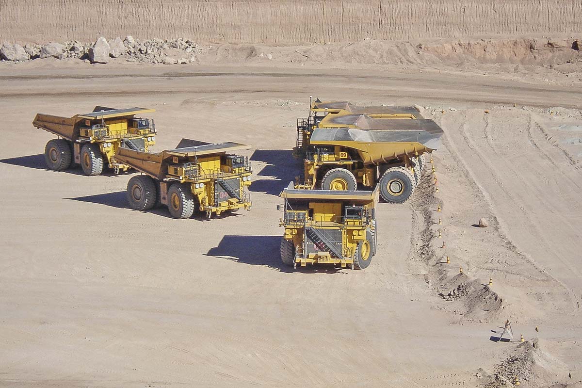 <p>Costos mineros caen 5,7% en 2025, pero guerra en Irán quiebra esta racha: energía, transporte e insumos inyectan presión este año</p>