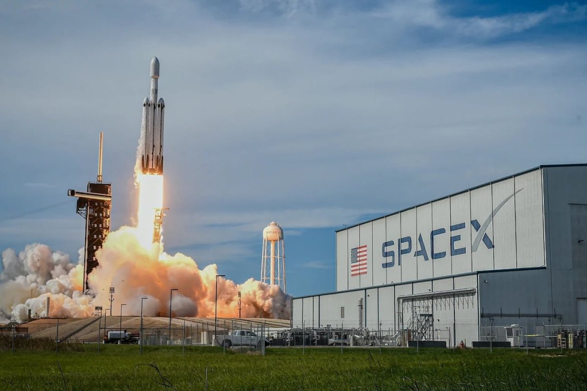 <p>Los inversionistas corren por aumentar su exposición a SpaceX antes de su apetecida salida a bolsa</p>