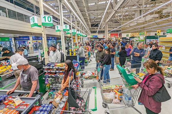 <p>El formato de hard discount corresponde a supermercados de descuento puro con surtido acotado, marca propia y precios bajos permanentes.</p>