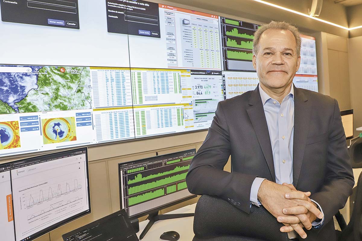 <p>Juan Manuel Rojas, CEO de Promigas, en la oficina de la colombiana en Chile. Foto: Julio Castro</p>