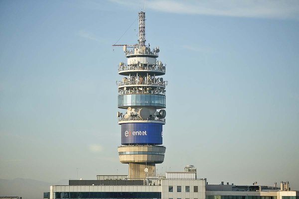 Entel agota instancias y va a la Corte Suprema contra WOM por las “chicas 1, 2, 3” y otras campañas