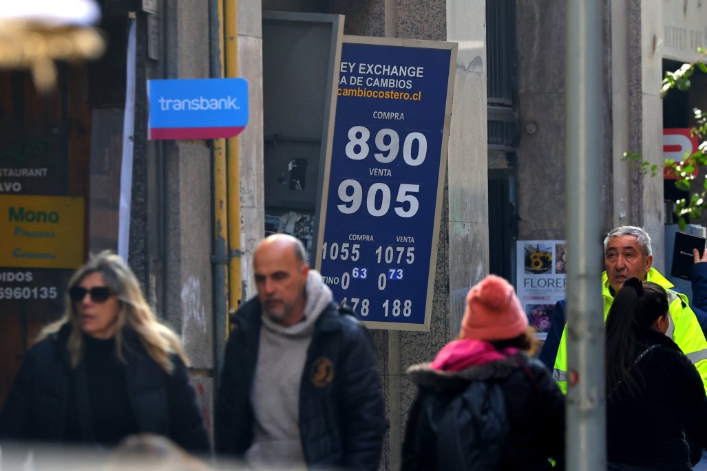 Dólar abre con leve caída a $ 890 en espera de que Trump firme un acuerdo de paz con Irán
