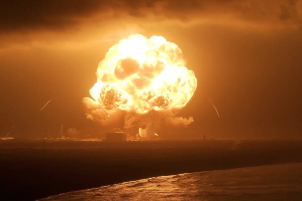 <p>El imponente cohete New Glenn se encendió en la plataforma antes de estallar en una enorme bola de fuego. (Fotos Reuters)</p>