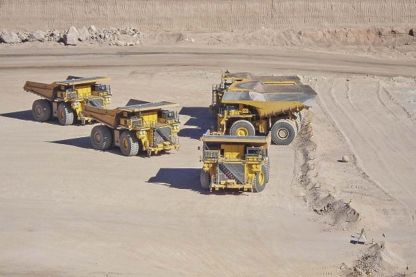 <p>Costos mineros caen 5,7% en 2025, pero guerra en Irán quiebra esta racha: energía, transporte e insumos inyectan presión este año</p>