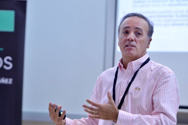 Sebastián Uriarte, académico e investigador de la Escuela de Negocios UAI
