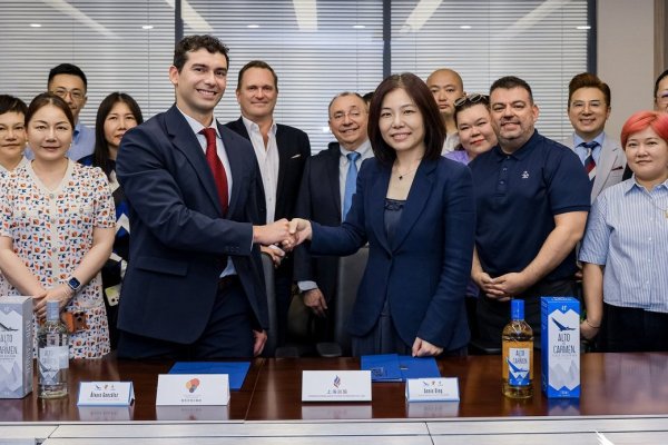 <p>Grupo Capel sella histórica alianza con gigante chino para distribuir Alto del Carmen en mercado premium de la potencia asiática</p>