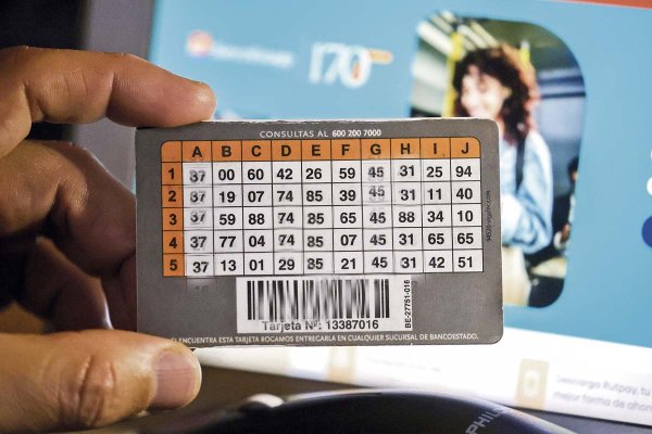 <p>Adultos mayores, personas con discapacidad o sin teléfonos inteligentes: CMF define quiénes podrán seguir usando tarjetas de coordenadas</p>