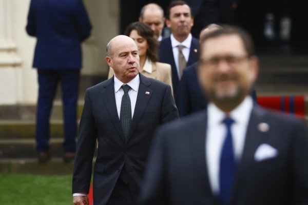 <p>El ministro de Hacienda, Jorge Quiroz, durante la foto oficial con el mandatario en Cerro Castillo. Crédito: Aton.</p>