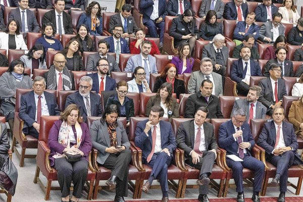 <p>Los parlamentarios de los distintos sectores fueron parte de la audiencia de la Cuenta Pública.</p>