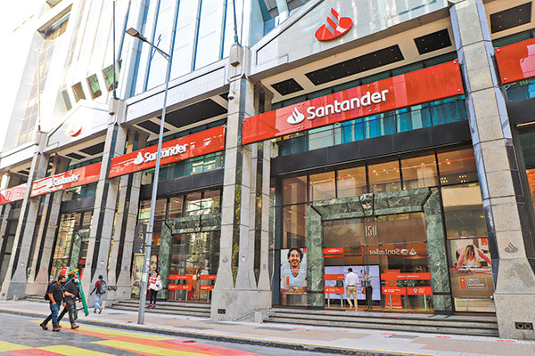 Allanan sucursal de Santander en centro de Santiago en operativo contra el Tren de Aragua: Banco reafirma 