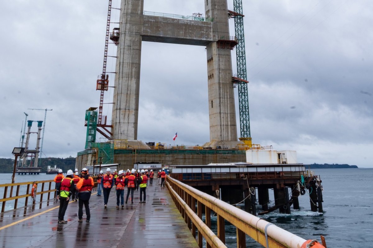 <p>Pila Norte del Puente Chacao alcanza 98% de avance y el MOP asegura que la megaobra va al día para su entrega en 2028</p>