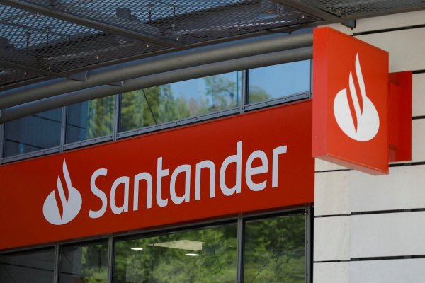 <p>Allanan sucursal de Santander en centro de Santiago en operativo contra el Tren de Aragua: Banco reafirma "tolerancia cero" a ilícitos y colabora con diligencias</p>