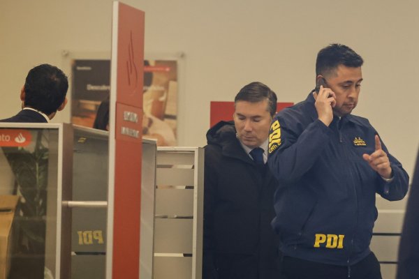 <p>Allanan sucursal de Santander en centro de Santiago en operativo contra el Tren de Aragua: Banco reafirma "tolerancia cero" a ilícitos y colabora con diligencias</p>