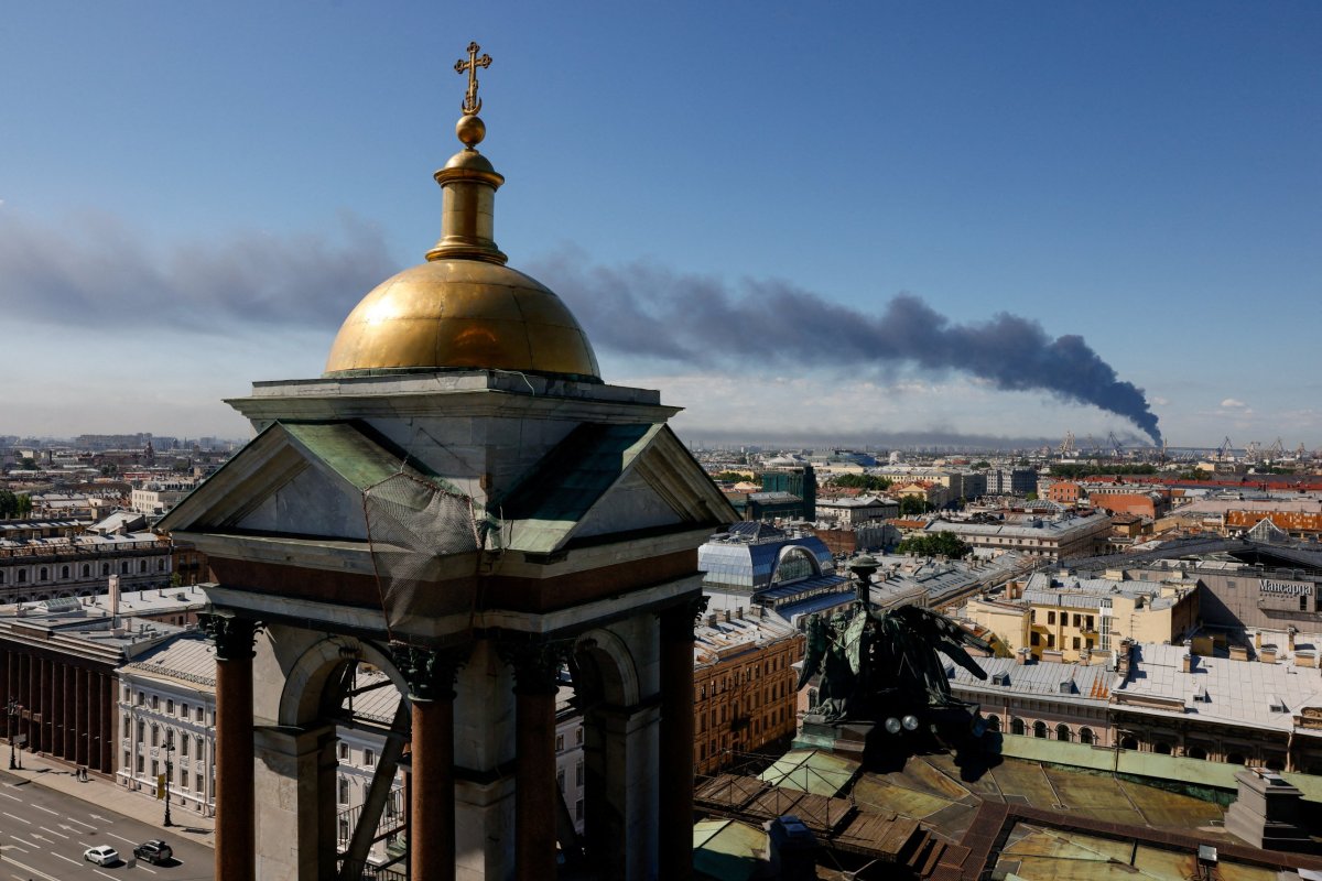 <p>Alexander Beglov, gobernador de San Petersburgo, afirmó que los drones habían impactado objetivos de infraestructura en tres zonas de la ciudad, hiriendo a varias personas. (Fotos: Reuters)</p>