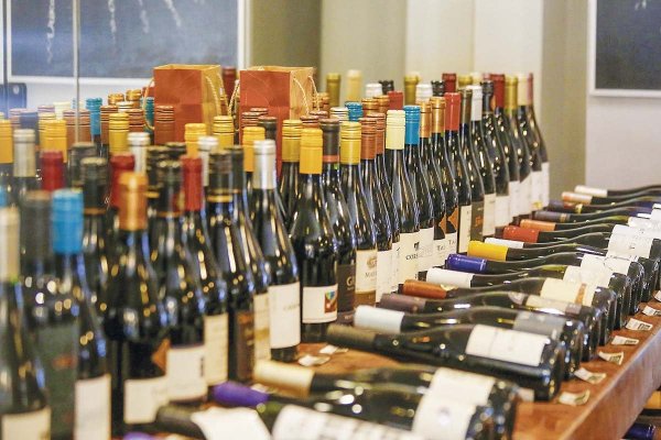<p>Exportaciones de vino embotellado vuelven a caer, mientras Rusia irrumpe entre los principales mercados de Chile</p>
