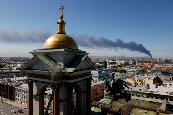 <p>Alexander Beglov, gobernador de San Petersburgo, afirmó que los drones habían impactado objetivos de infraestructura en tres zonas de la ciudad, hiriendo a varias personas. (Fotos: Reuters)</p>