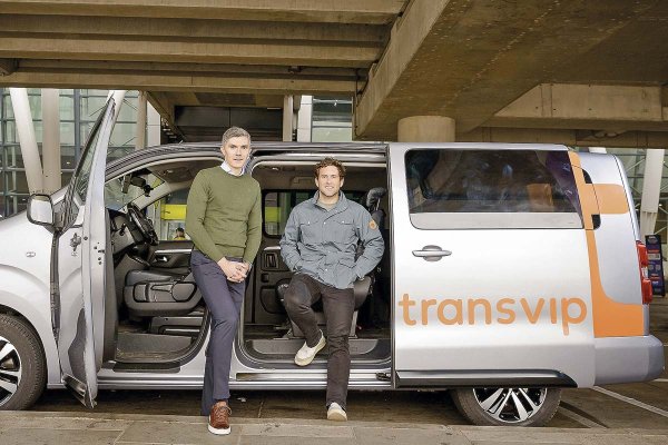 <p>Federico Prada, gerente general de Uber en Chile; y Santiago Caicedo, gerente general de Transvip.</p>