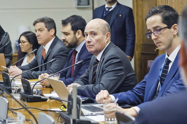 <p>El ministro de Hacienda presentó el proyecto ante la comisión del ramo del Senado. Foto: Aton.</p>