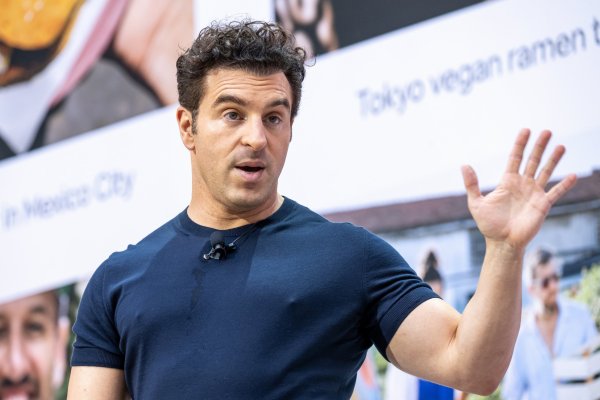 Brian Chesky, CEO de Airbnb, planea fundar una nueva startup de IA