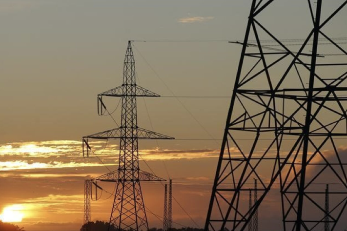 <p>“No va a resolver la crisis": las dudas que genera la apertura de Venezuela a la inversión privada en el sector eléctrico</p>