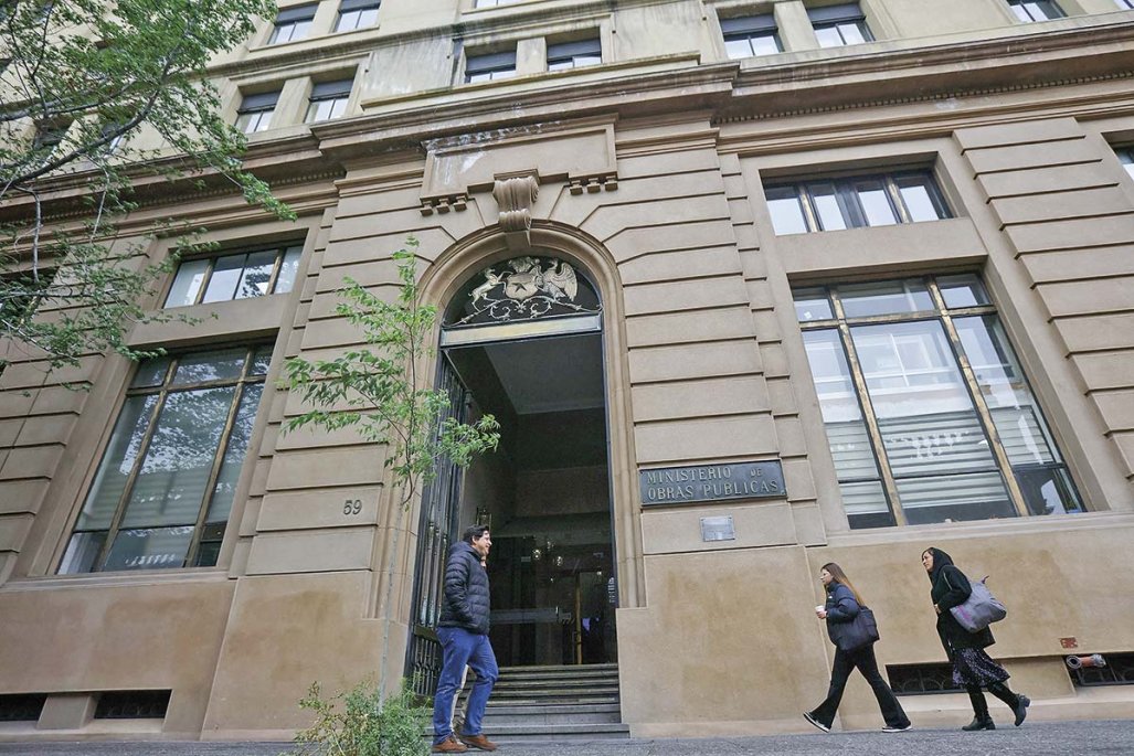 Servicios sin director titular y fuga de asesores a Seguridad: las dificultades que enfrenta el MOP que heredó De Grange