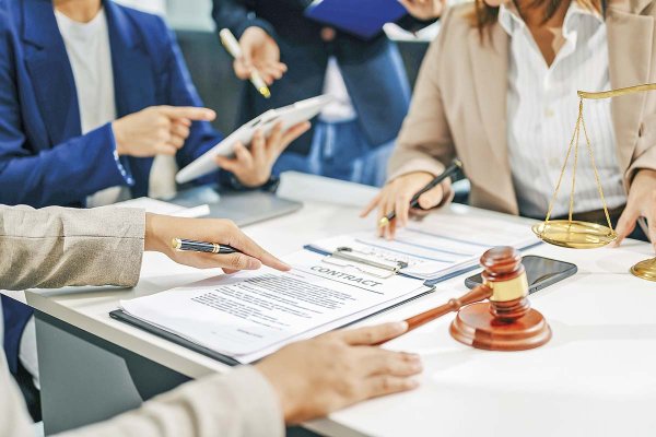 ¿Una tendencia que llegó para quedarse? Las razones detrás de las divisiones de estudios jurídicos y la salida de socios