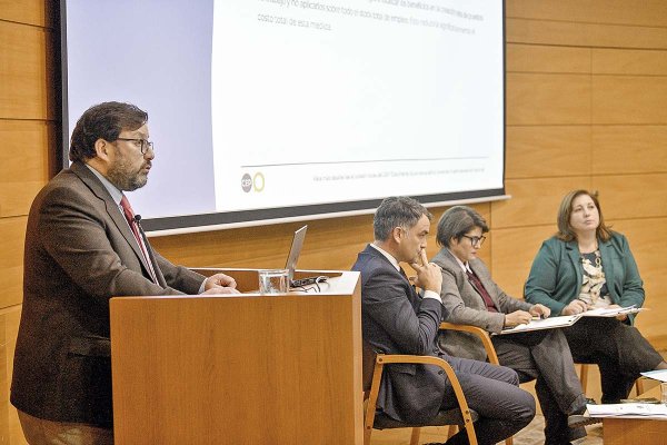 Expresidente del CFA plantea ampliar atribuciones del organismo y ve probable que la deuda supere el 45%