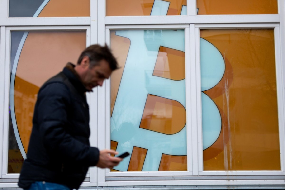 <p>La criptomoneda más grande se desplomó hasta un 6,2%, situándose en US$ 59.632 este viernes.</p>